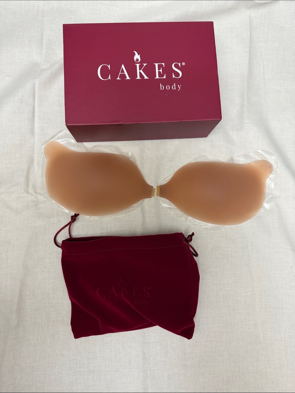 Cakes cleavage adhesive bra